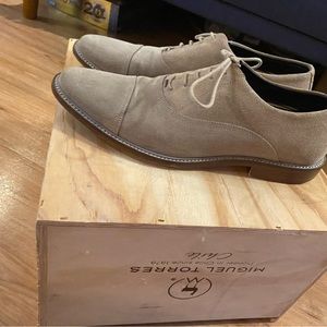 Men’s cream suede cap toe Oxford dress shoes.